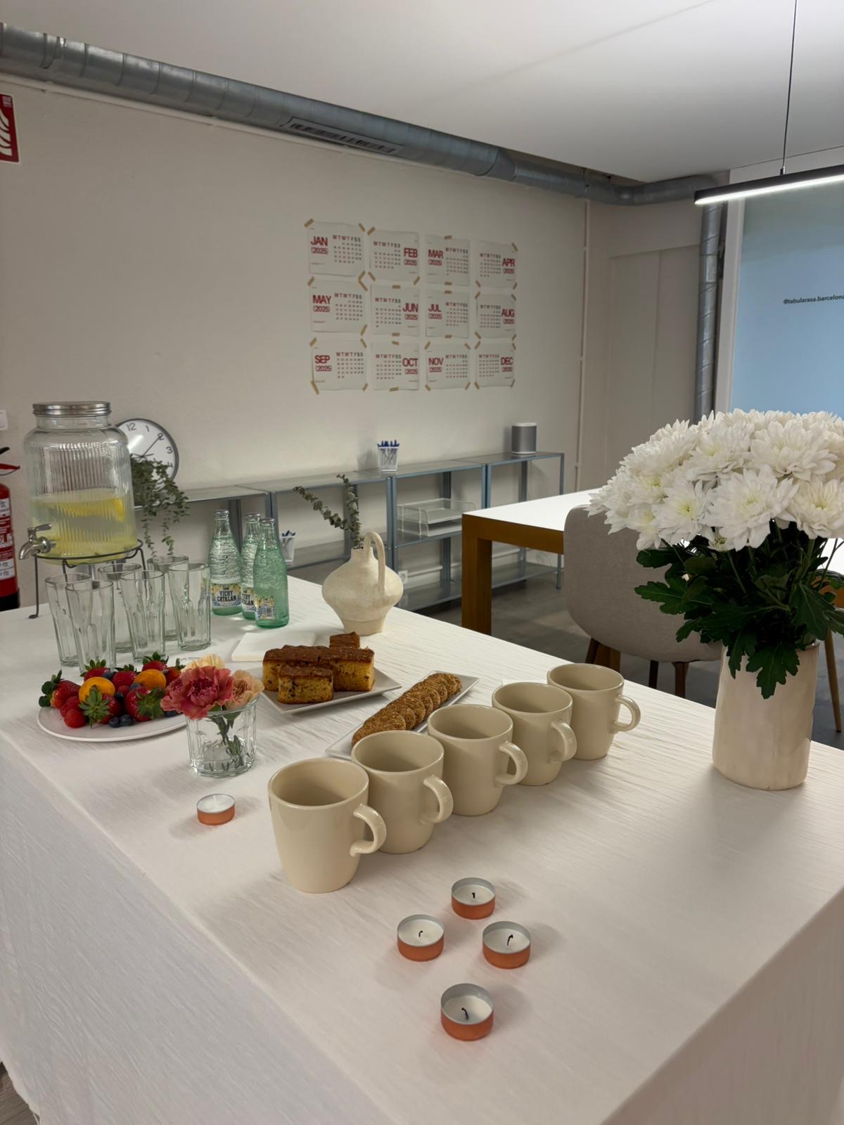 Sala de coworking preparada per a una reunió